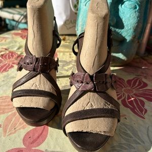 Brown leather women’s heeled sandal